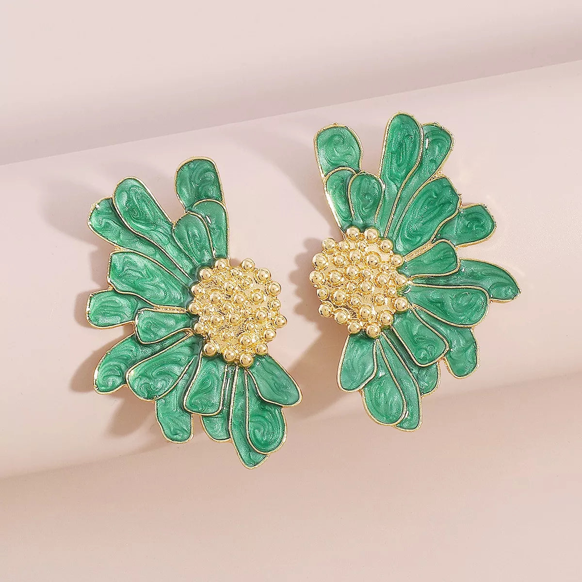 Enamel Flower Stud Earrings – Gold-Plated – flower stud detail view 8 – Varex HQ