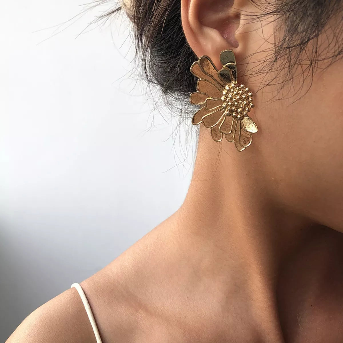 Enamel Flower Stud Earrings – Gold-Plated – flower stud detail view 2 – Varex HQ