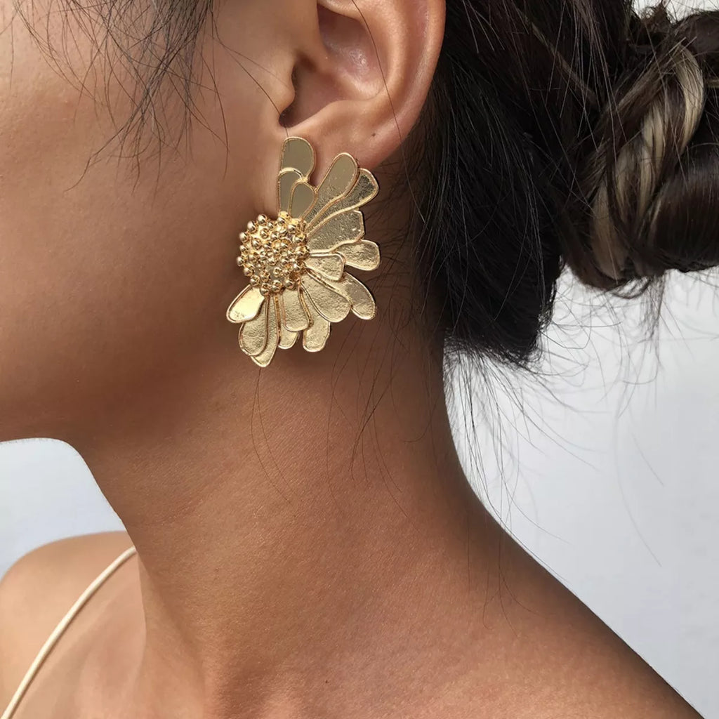 Enamel Flower Stud Earrings – Gold-Plated – flower stud detail view 1 – Varex HQ