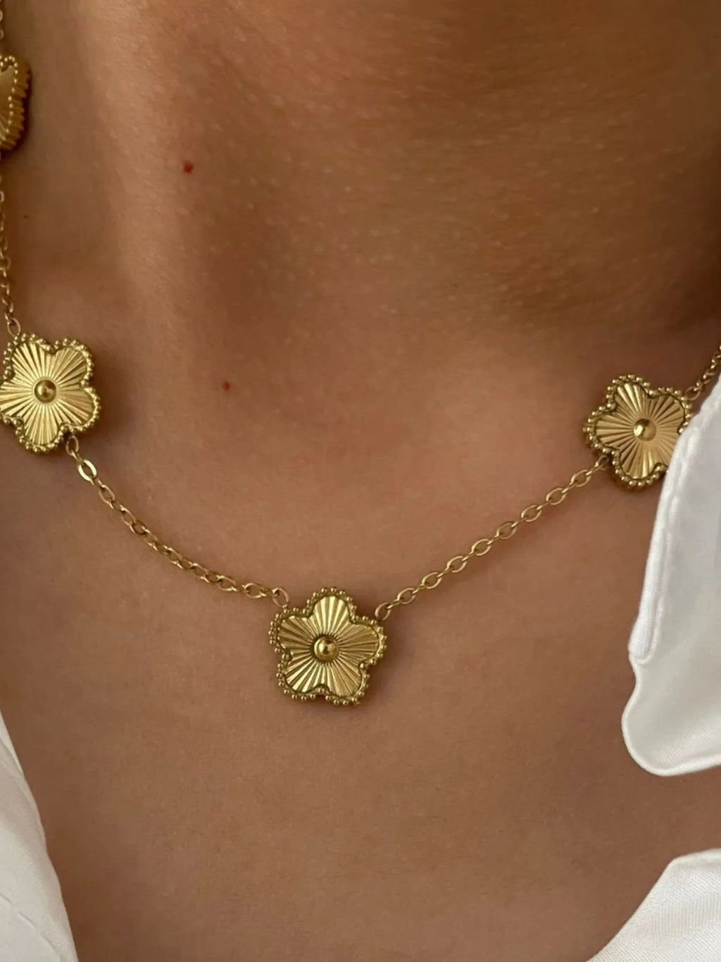 Flower Charm Chain Necklace – 18K Gold-Plated – flower charm close-up – Varex HQ