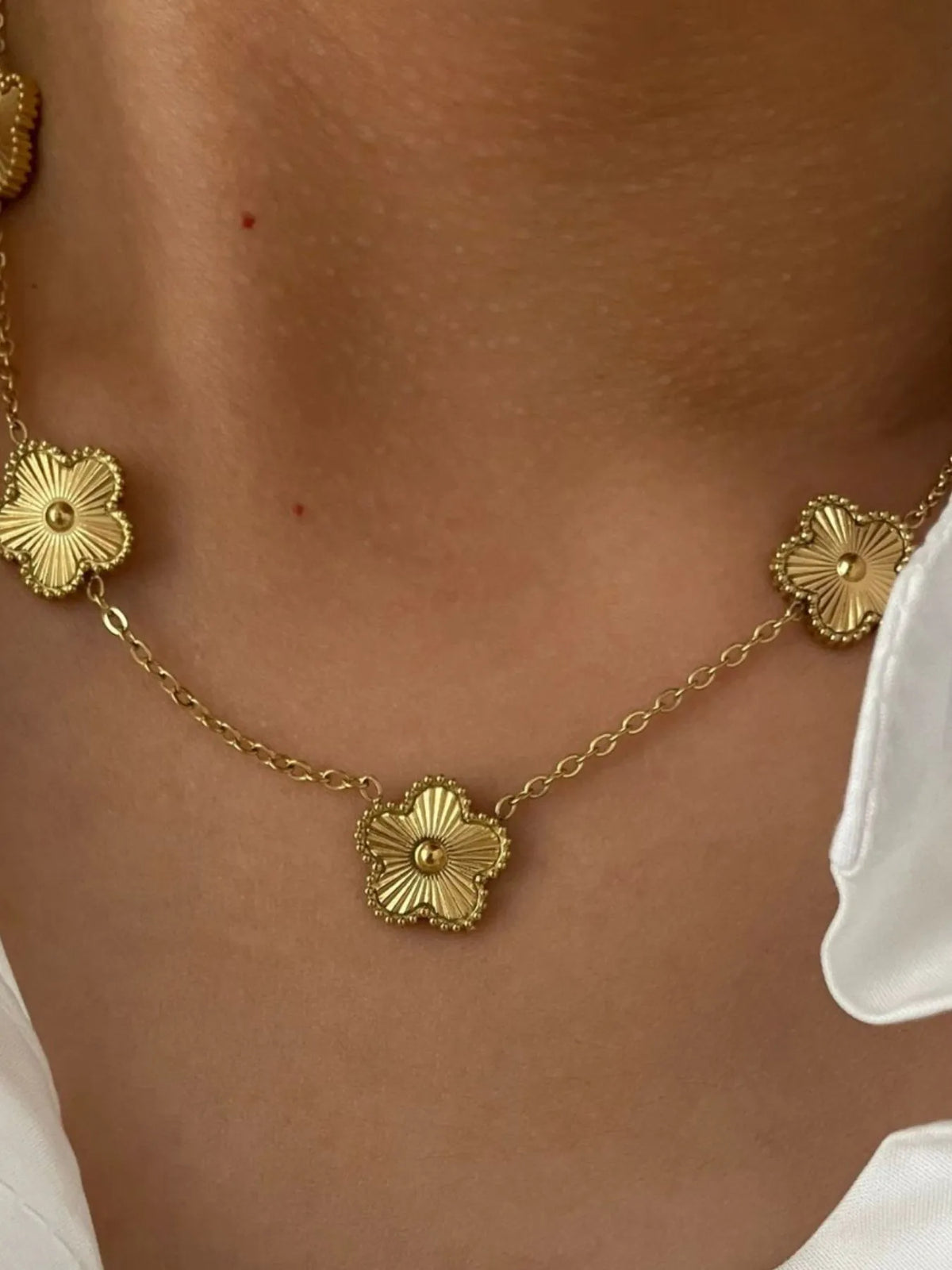 Flower Charm Chain Necklace – 18K Gold-Plated – flower charm close-up – Varex HQ