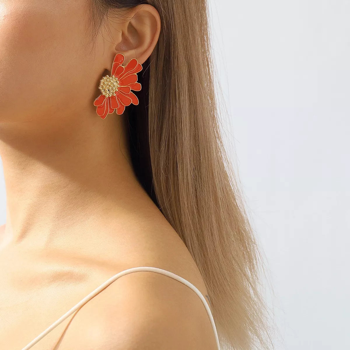 Enamel Flower Stud Earrings – Gold-Plated – flower stud detail view 22 – Varex HQ