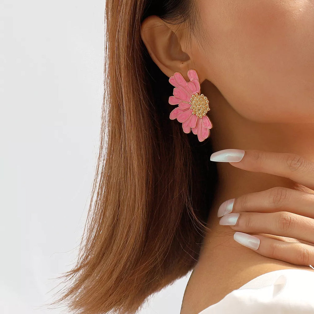 Enamel Flower Stud Earrings – Gold-Plated – flower stud detail view 14 – Varex HQ