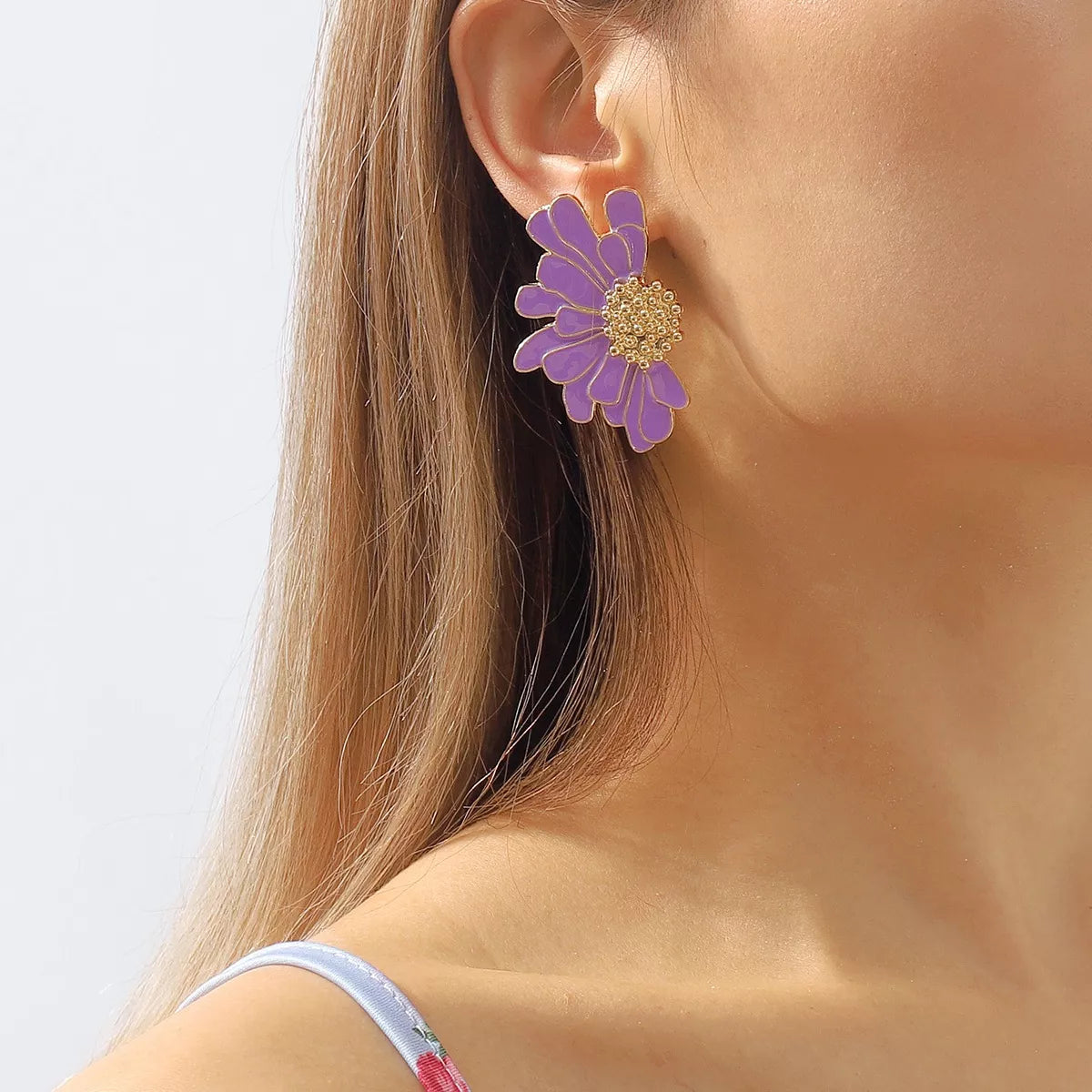 Enamel Flower Stud Earrings – Gold-Plated – flower stud detail view 25 – Varex HQ