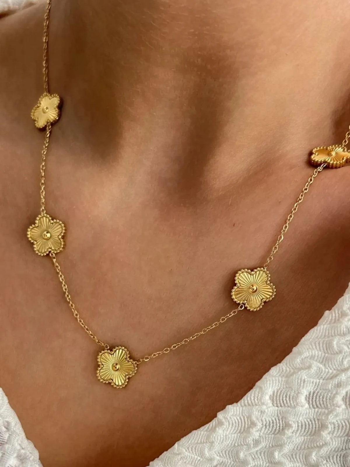 Flower Charm Chain Necklace – 18K Gold-Plated – worn on neckline – Varex HQ