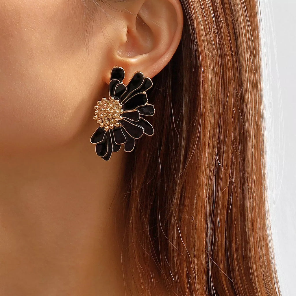 Enamel Flower Stud Earrings – Gold-Plated – flower stud detail view 11 – Varex HQ
