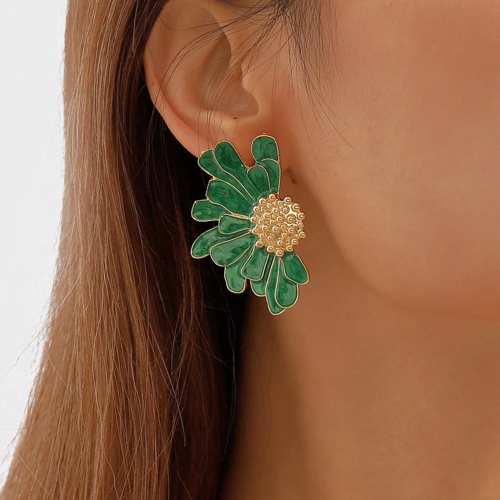 Enamel Flower Stud Earrings – Gold-Plated – flower stud detail view 6 – Varex HQ