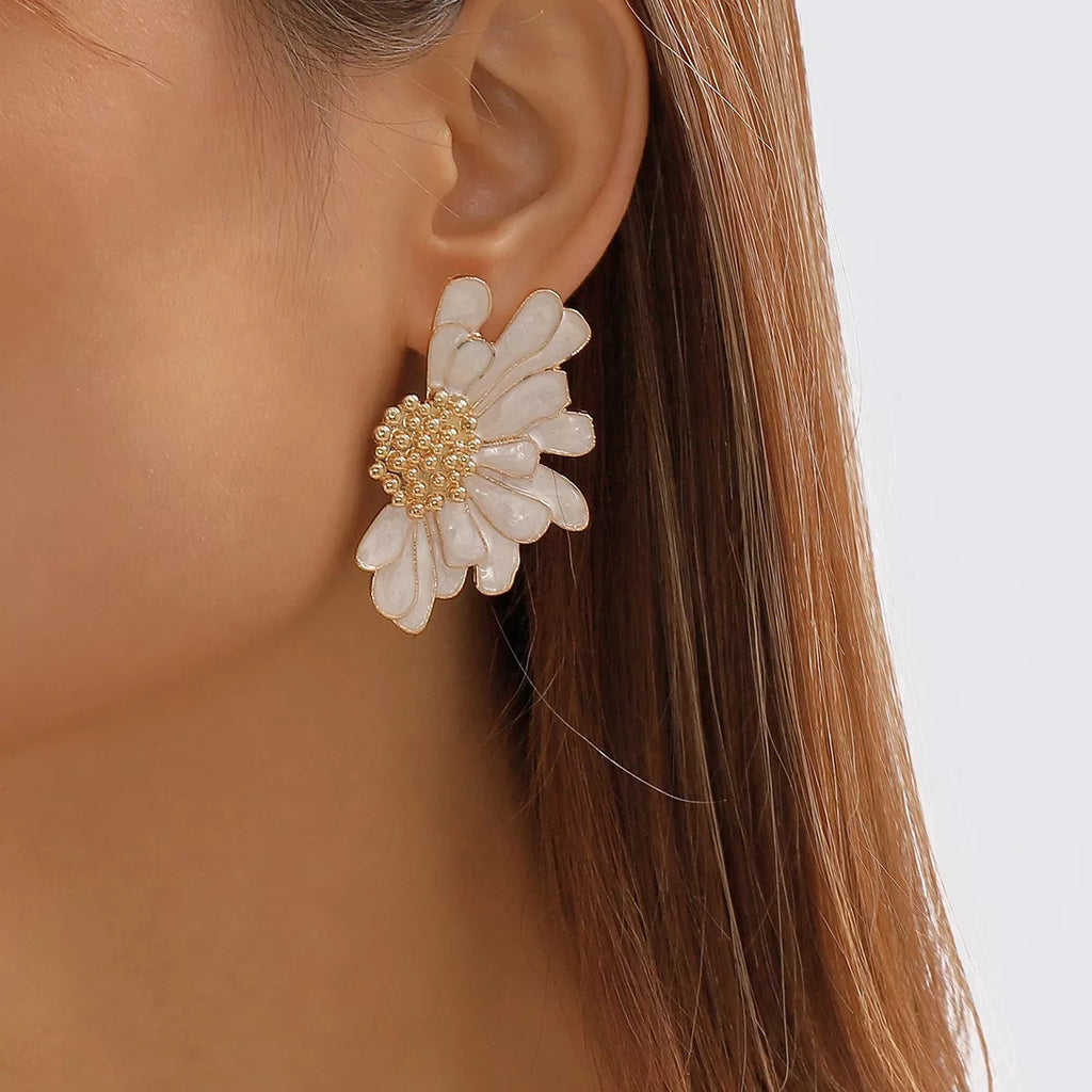 Enamel Flower Stud Earrings – Gold-Plated – flower stud detail view 18 – Varex HQ
