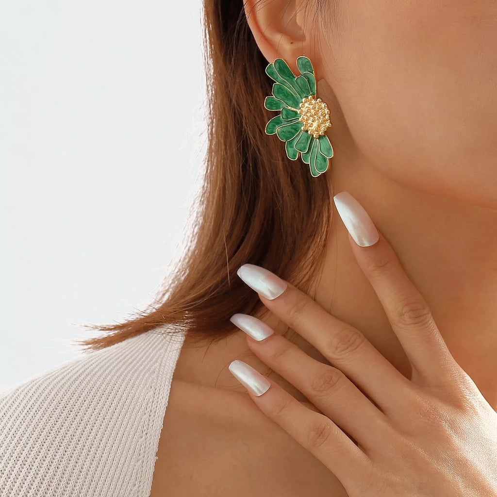 Enamel Flower Stud Earrings – Gold-Plated – flower stud detail view 7 – Varex HQ