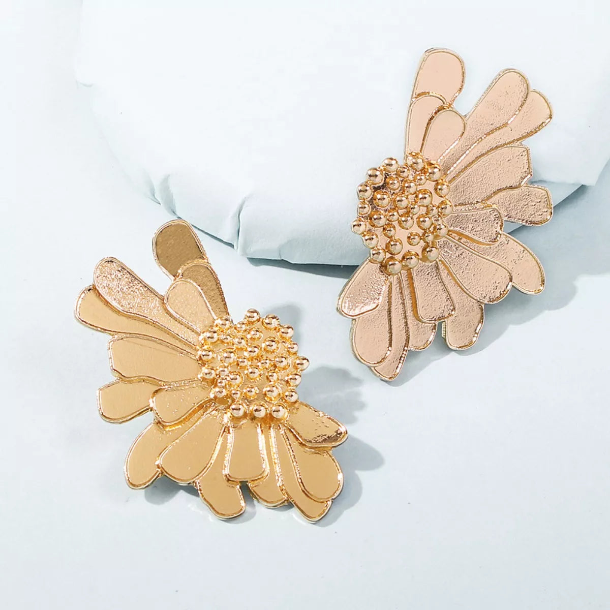 Enamel Flower Stud Earrings – Gold-Plated – flower stud detail view 5 – Varex HQ