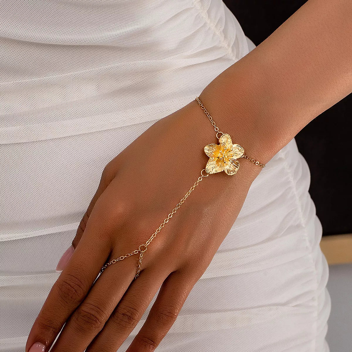Flower Charm Chain Bracelet – 18K Gold-Plated – worn on wrist – Varex HQ