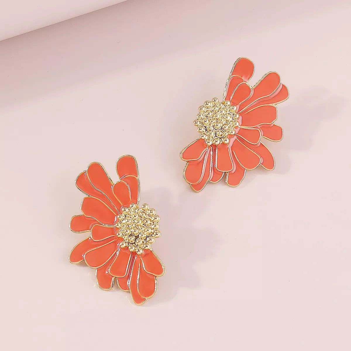 Enamel Flower Stud Earrings – Gold-Plated – flower stud detail view 23 – Varex HQ