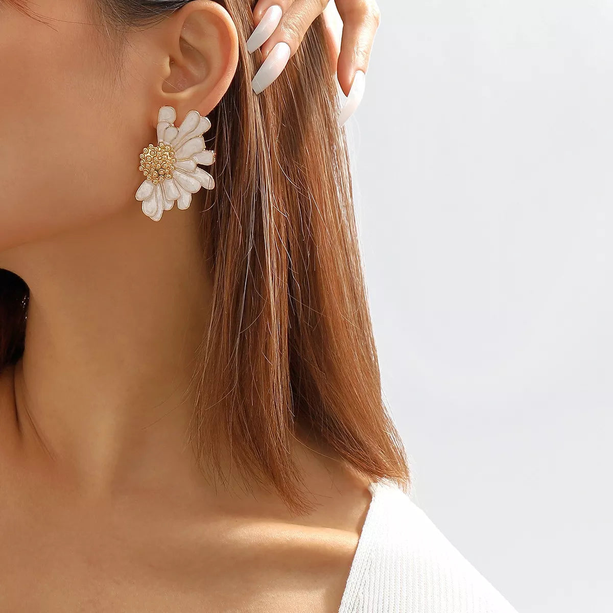 Enamel Flower Stud Earrings – Gold-Plated – flower stud detail view 17 – Varex HQ