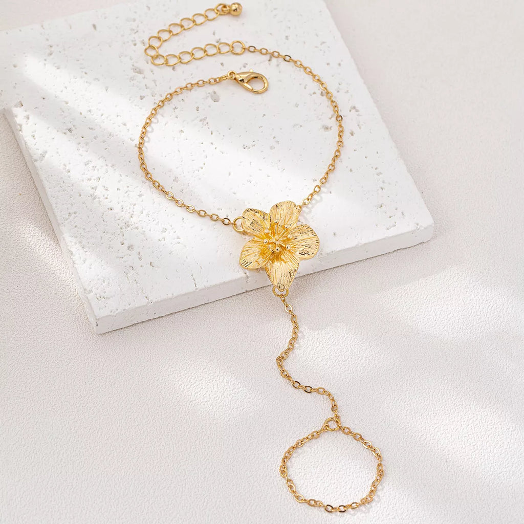 Flower Charm Chain Bracelet – 18K Gold-Plated – flower charm close-up – Varex HQ