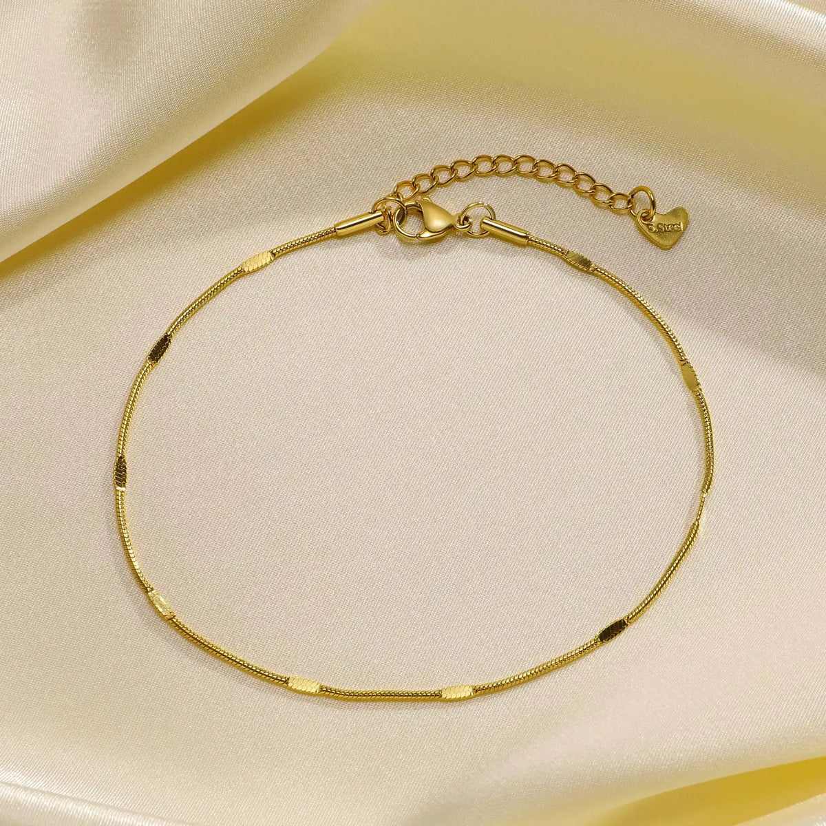 Beaded snake chain anklet, close-up of flattened snake chain, Varex HQ