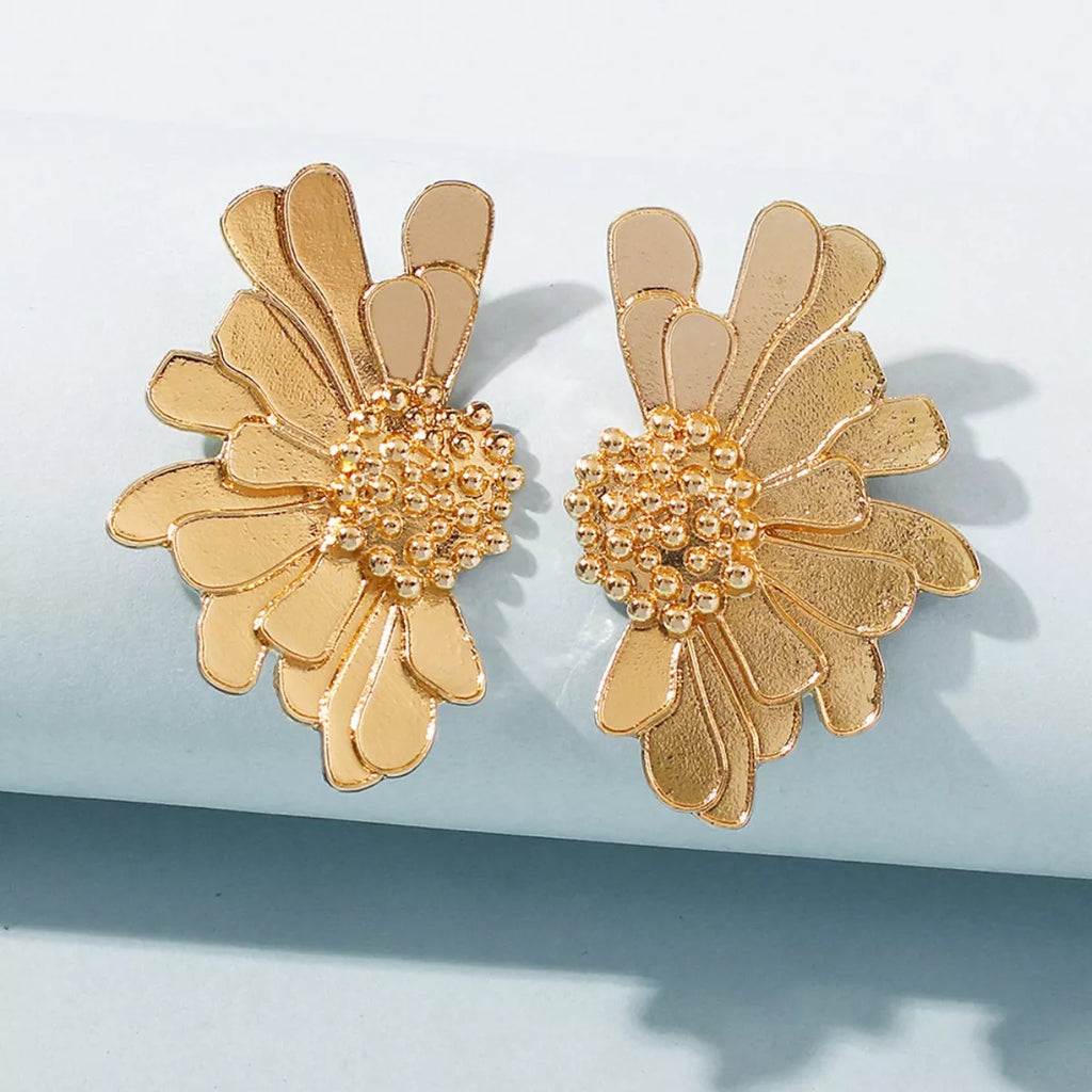 Enamel Flower Stud Earrings – Gold-Plated – flower stud detail view 4 – Varex HQ