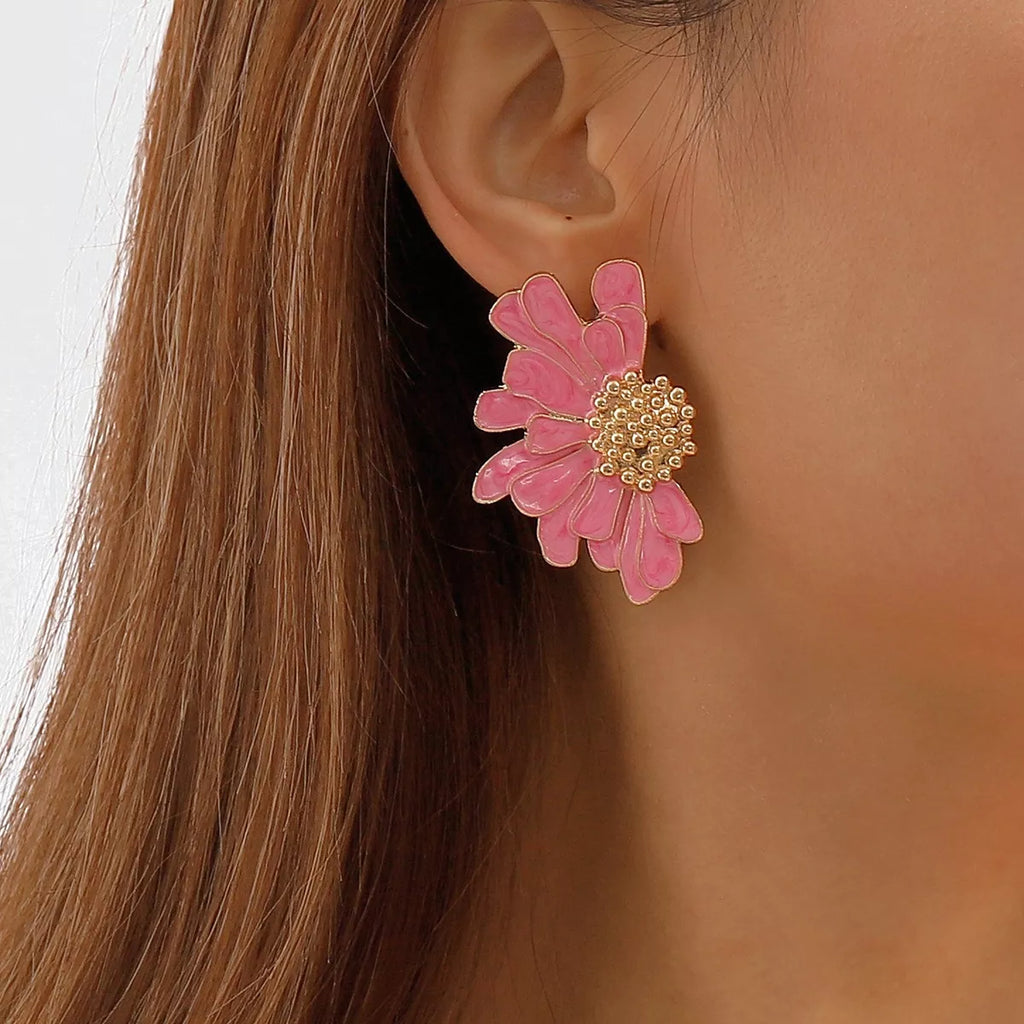 Enamel Flower Stud Earrings – Gold-Plated – flower stud detail view 13 – Varex HQ