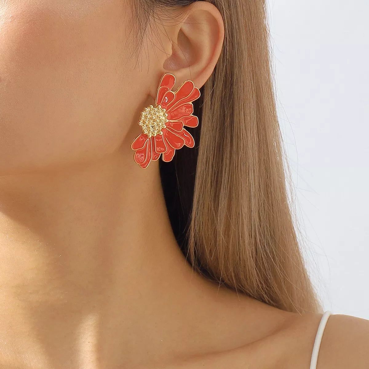 Enamel Flower Stud Earrings – Gold-Plated – flower stud detail view 21 – Varex HQ
