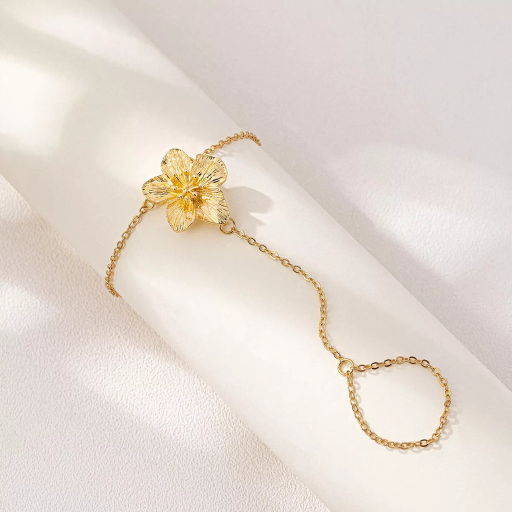 Flower Charm Chain Bracelet – 18K Gold-Plated – hand chain detail – Varex HQ