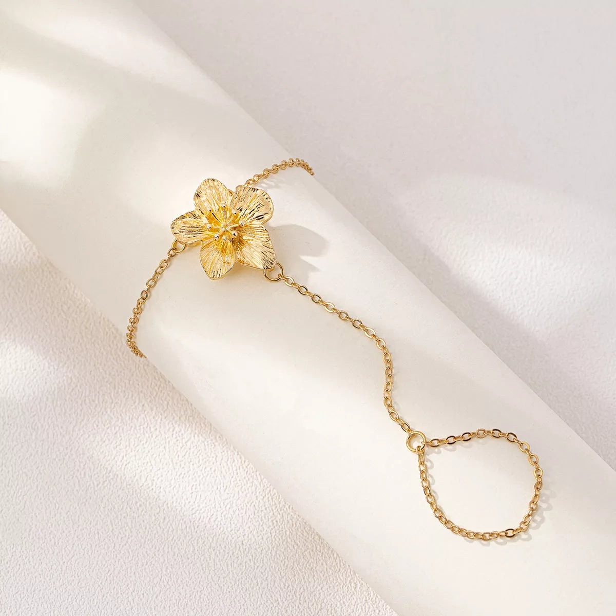 Flower Charm Chain Bracelet – 18K Gold-Plated – hand chain detail – Varex HQ