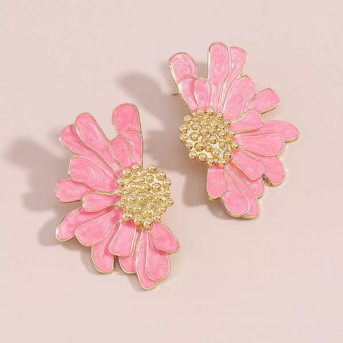 Enamel Flower Stud Earrings – Gold-Plated – flower stud detail view 16 – Varex HQ