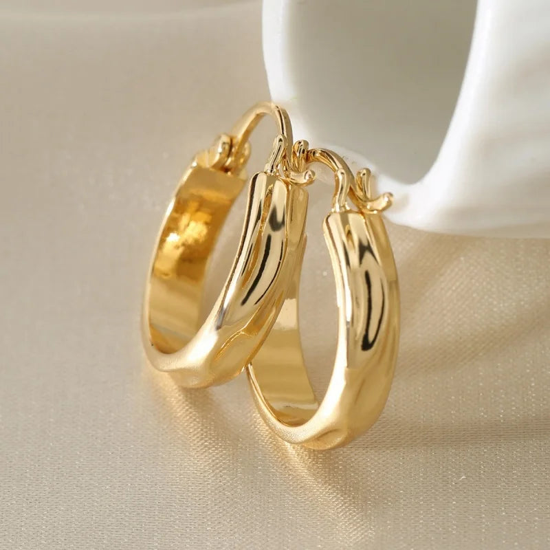 Glossy gold-plated geometric hoop earrings, detail view of geometric hoop - Varex HQ
