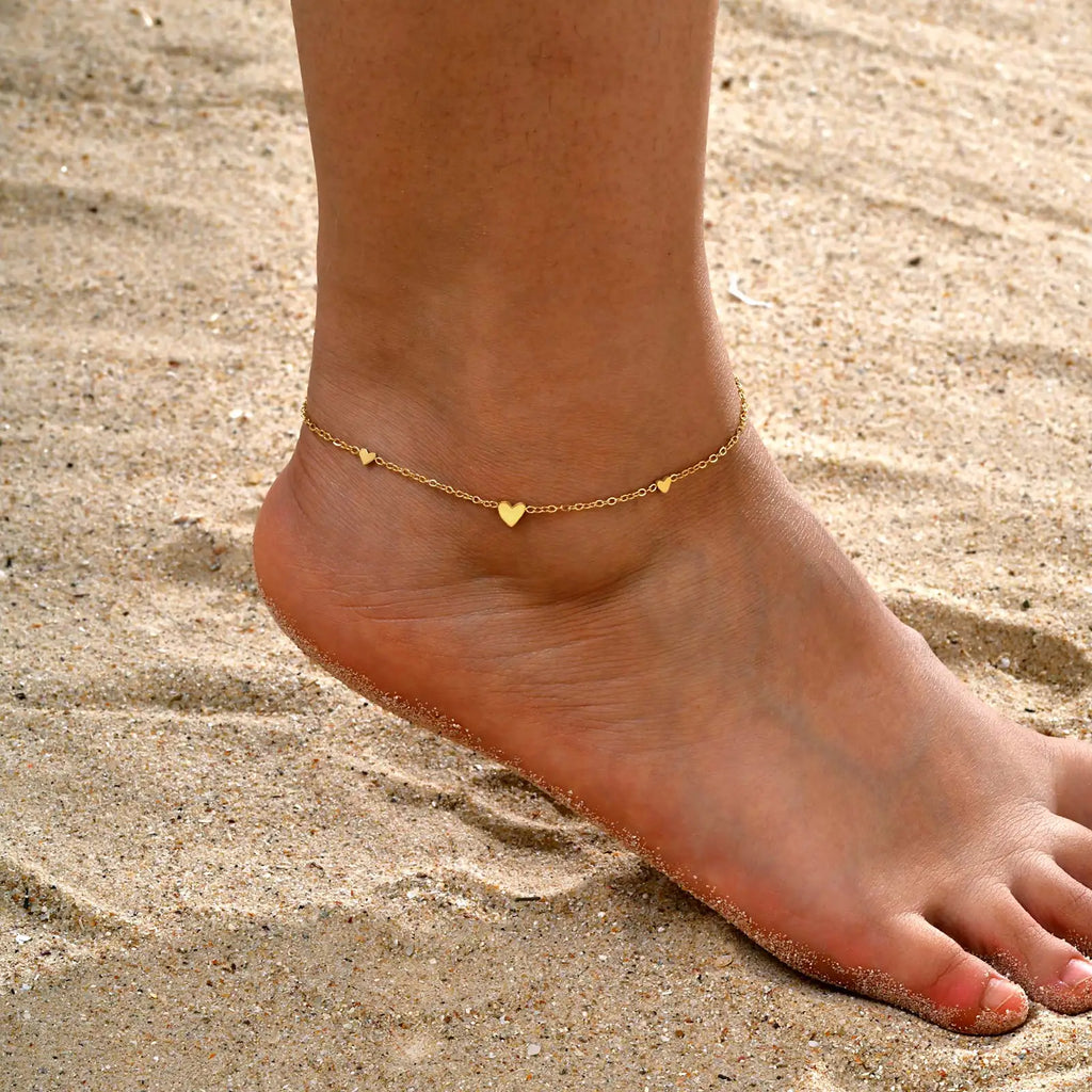 Gold-plated stainless steel heart charm anklet, front view, Varex HQ