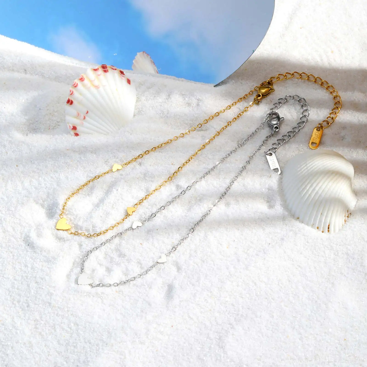 Gold-plated heart charm anklet, styled lifestyle shot, Varex HQ