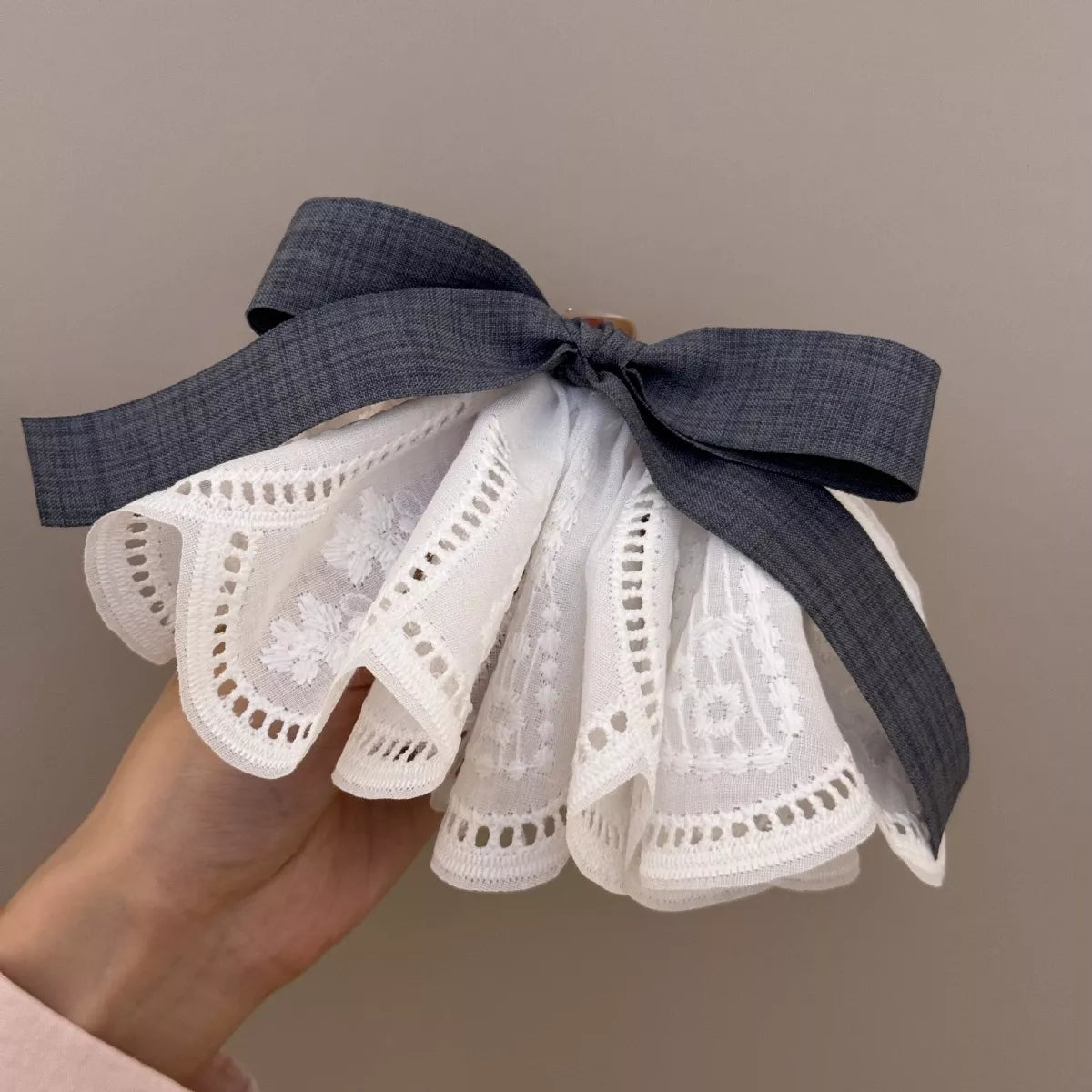 Lace Ribbon Hair Clip – Polyester, White – Varex HQ